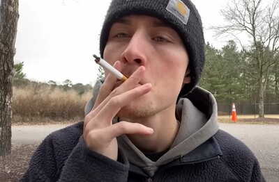 Лечение зависимости от табакокурения в Северобайкальске Мужчина с сигаретой делает затяжку